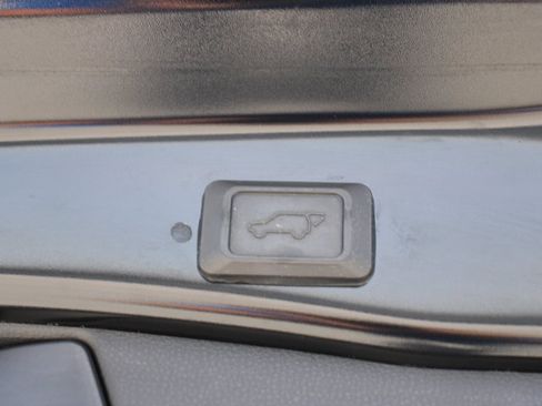 Used 2021 Toyota RAV4 XLE w/ Convenience Package FWD image 16