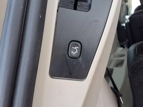 Used 2016 Chrysler Town & Country Touring w/ Driver Convenience Group FWD image 11