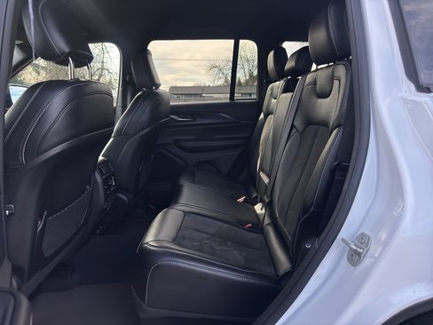 Used 2023 Jeep Grand Cherokee Altitude image 14