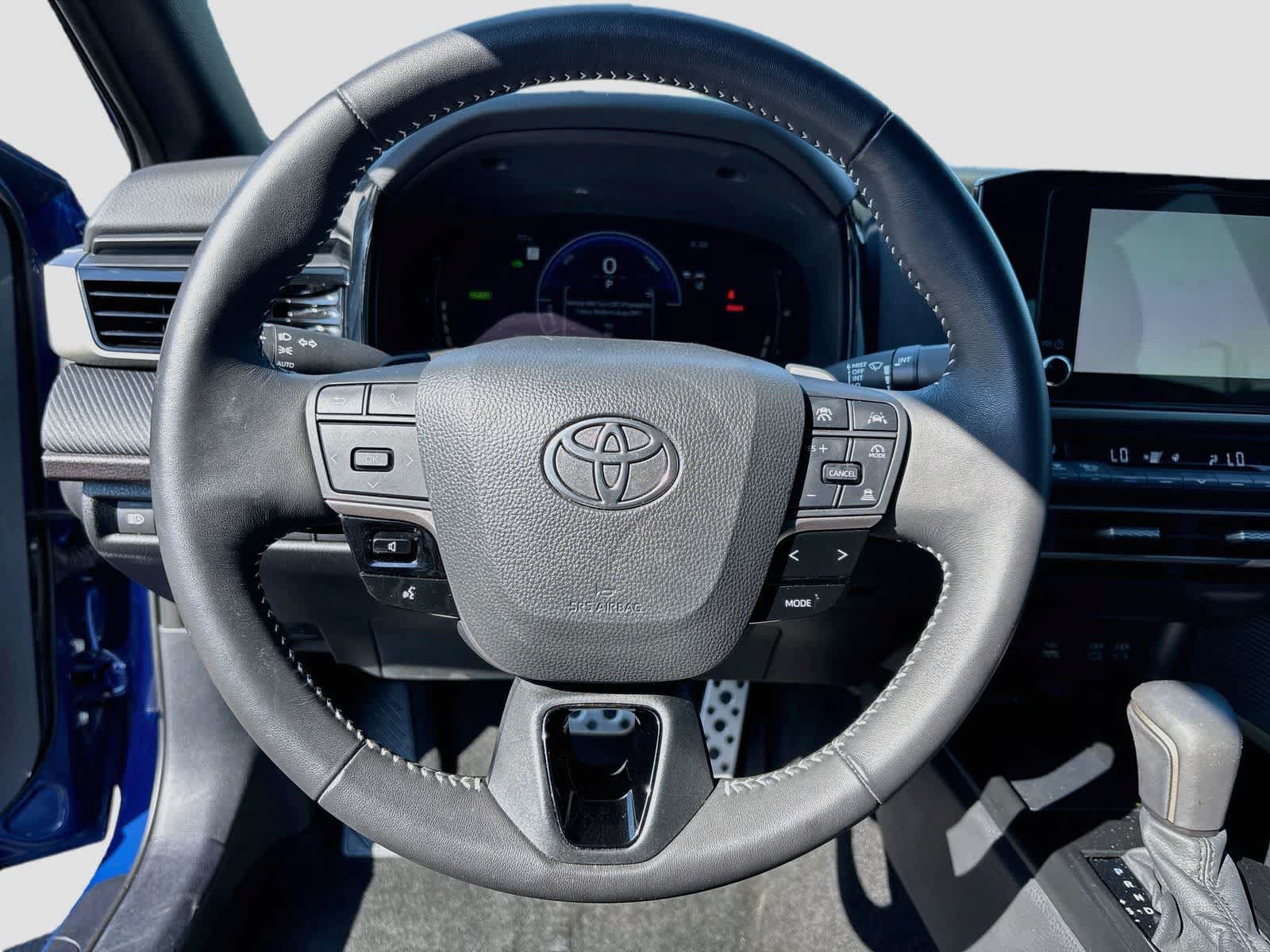 Used 2025 Toyota Camry SE w/ Convenience Package FWD image 11