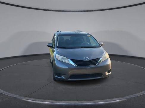 Used 2014 Toyota Sienna LE FWD image 3
