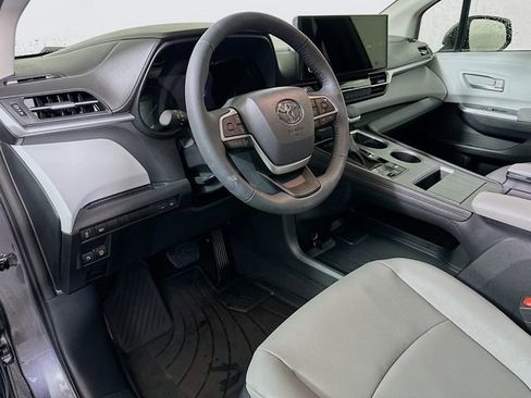 Used 2025 Toyota Sienna XLE image 10