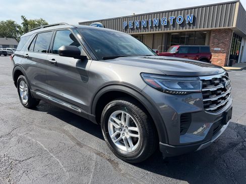 Used 2025 Ford Explorer Active AWD/4WD image 8