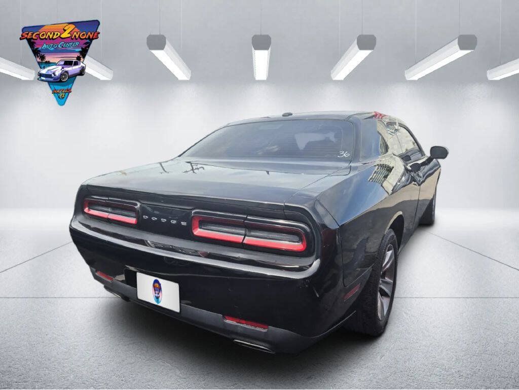Used 2016 Dodge Challenger SXT RWD image 4