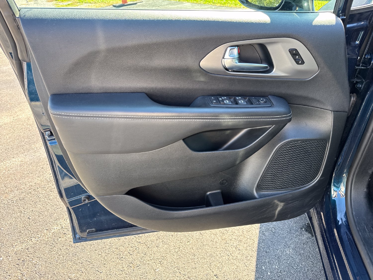 Used 2025 Chrysler Pacifica Select FWD image 10