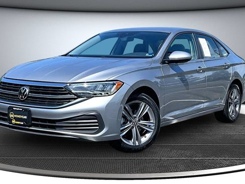 Used 2024 Volkswagen Jetta SE FWD image 3