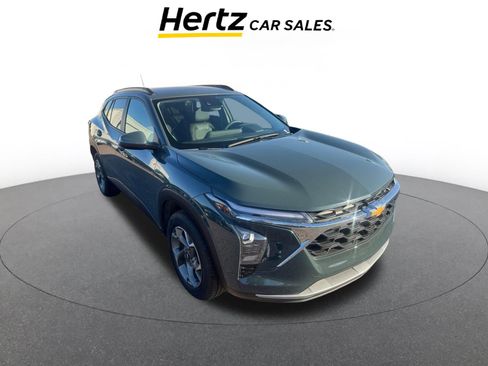 Used 2025 Chevrolet Trax LT image 1