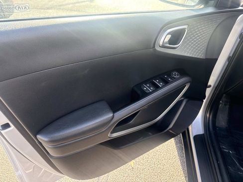 Used 2020 Kia Soul LX image 16