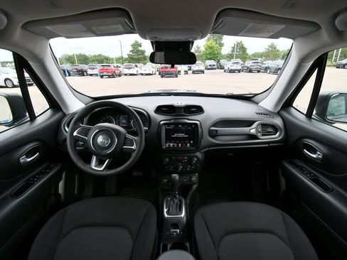 Used 2023 Jeep Renegade Latitude AWD/4WD image 3