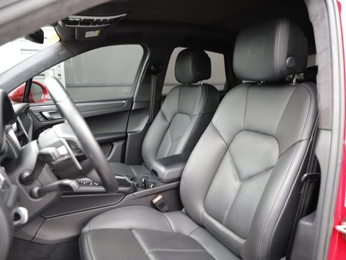 Used 2020 Porsche Macan Turbo AWD/4WD image 18