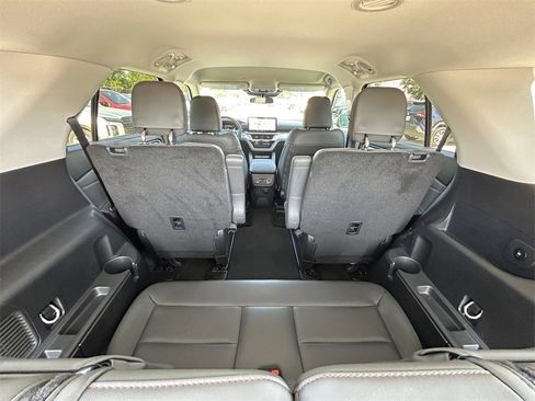 Used 2025 Ford Explorer Active w/ Active Comfort Package image 12