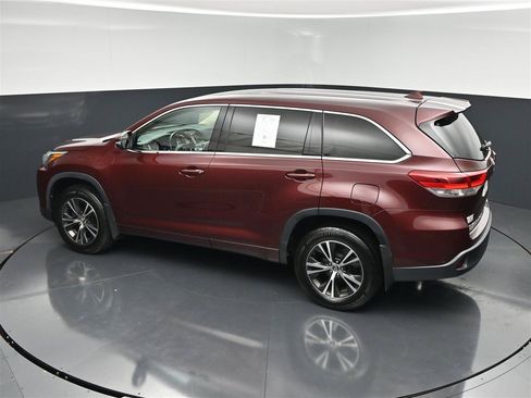 Used 2018 Toyota Highlander Plus w/ Carpet Mat Package (TMS) AWD/4WD image 26