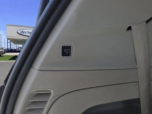 Used 2023 Chrysler Pacifica Touring-L FWD image 33