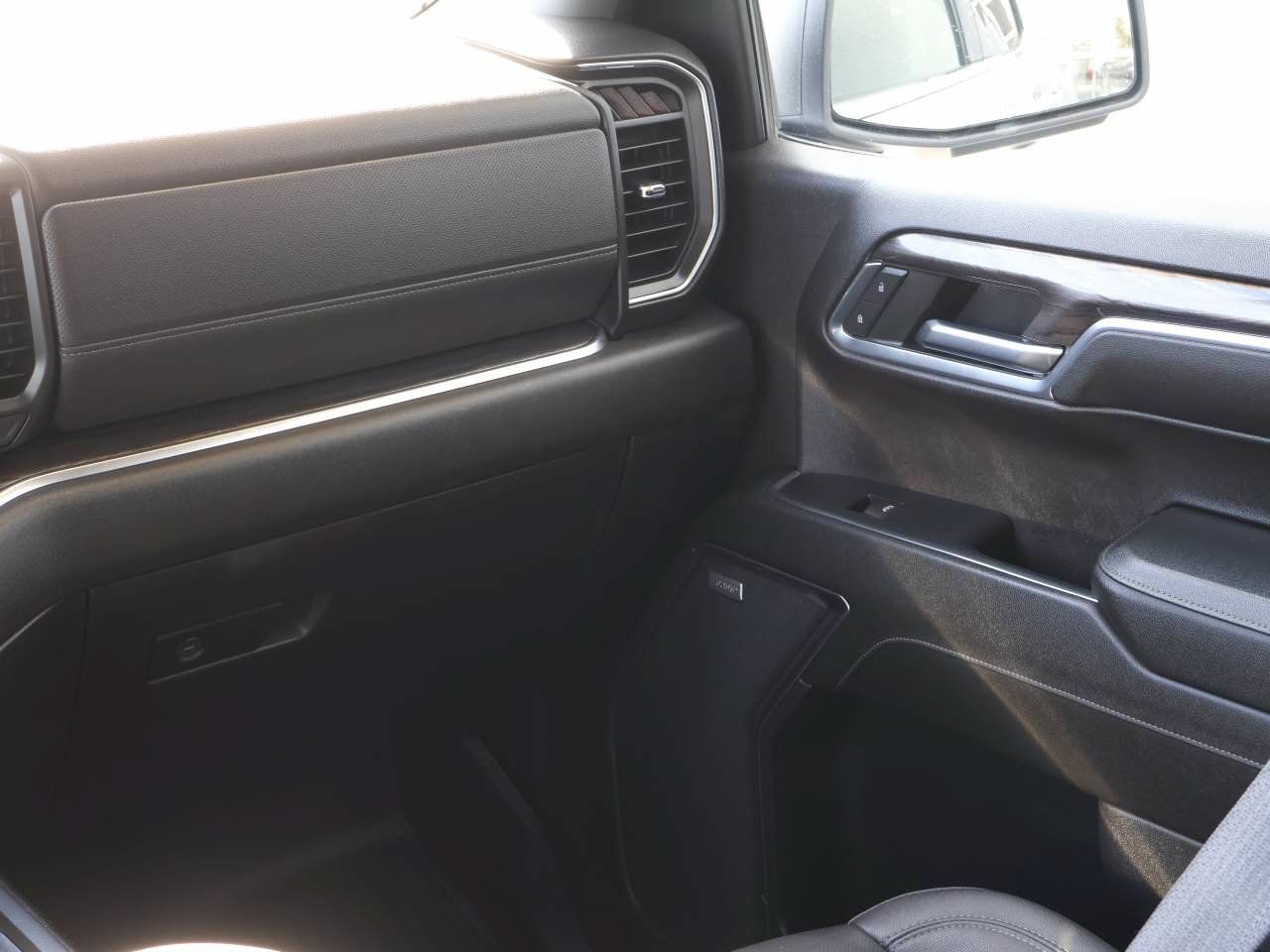 Used 2024 Chevrolet Silverado 1500 LTZ AWD/4WD image 17