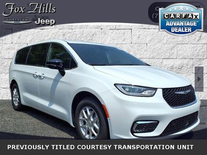 New 2025 Chrysler Pacifica Select