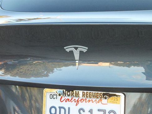 Used 2022 Tesla Model Y Long Range image 12