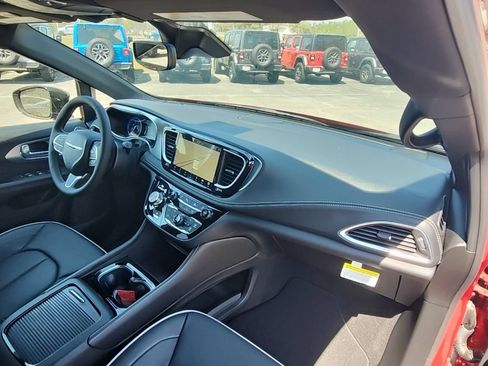 New 2026 Chrysler Pacifica Limited AWD/4WD image 37