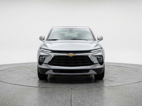 Used 2025 Chevrolet Blazer LT FWD image 2
