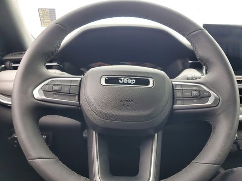 Used 2023 Jeep Compass Limited image 23