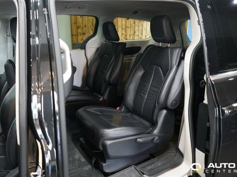Used 2022 Chrysler Pacifica Touring-L image 23