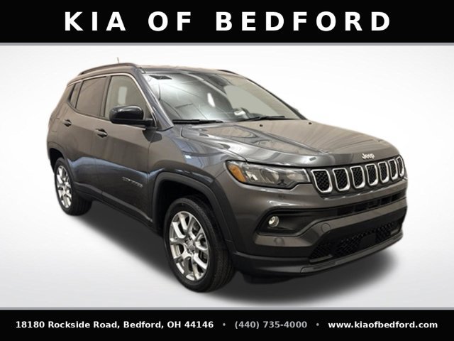 Used 2023 Jeep Compass Latitude AWD/4WD image 3