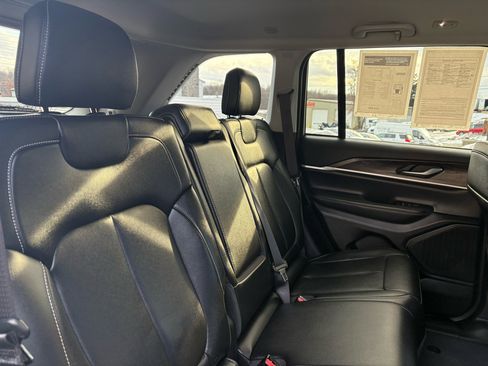 Used 2023 Jeep Grand Cherokee Limited w/ Black Appearance Package image 24