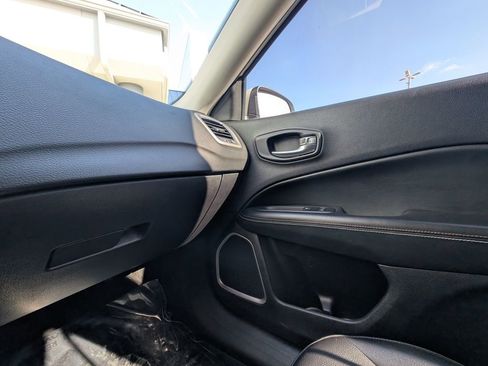 Used 2019 Jeep Compass Latitude AWD/4WD image 34