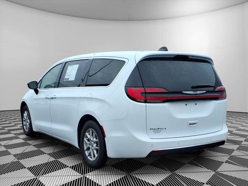 Used 2024 Chrysler Pacifica Touring-L image 5