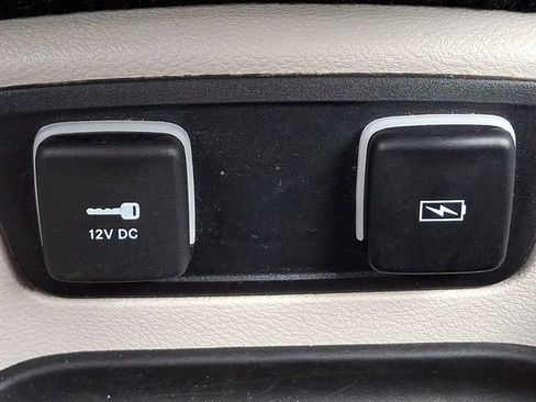 Used 2021 Chrysler Pacifica Touring-L w/ Uconnect Theater Family Group FWD image 26