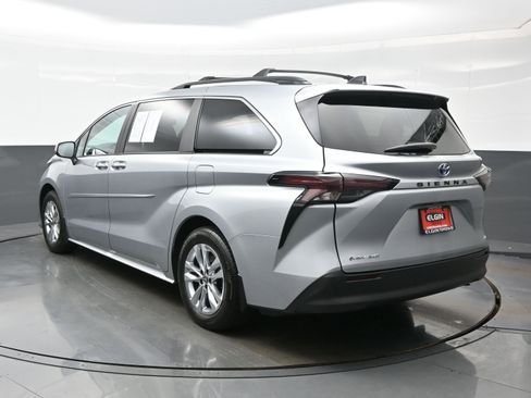 Used 2025 Toyota Sienna XLE w/ XLE Plus Package AWD/4WD image 4