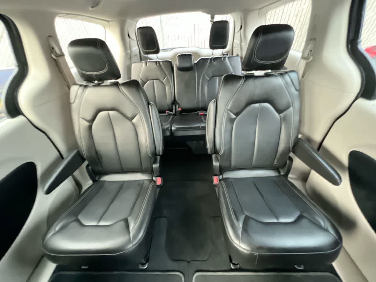 Used 2023 Chrysler Pacifica Touring-L FWD image 23