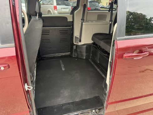 Used 2018 Dodge Grand Caravan SE w/ UConnect Hands-Free Group FWD image 23