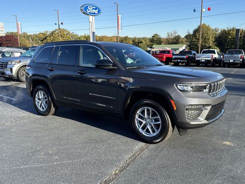 Used 2025 Jeep Grand Cherokee Laredo X w/ Luxury Tech Group I image 4