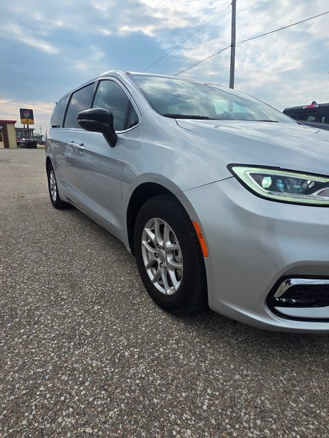 Used 2024 Chrysler Pacifica Touring-L FWD image 3