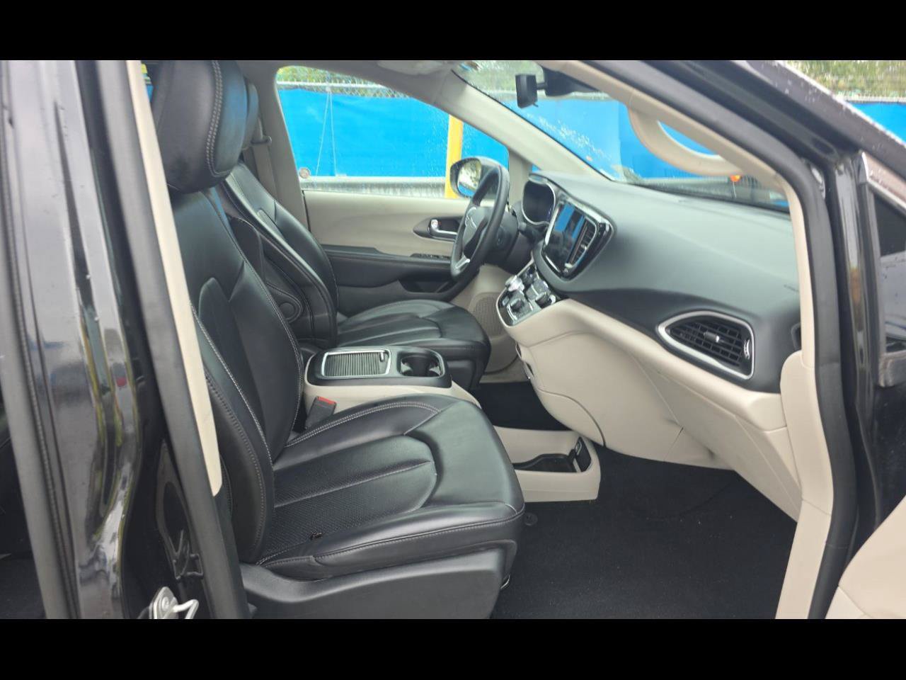 Used 2023 Chrysler Pacifica Touring-L FWD image 9