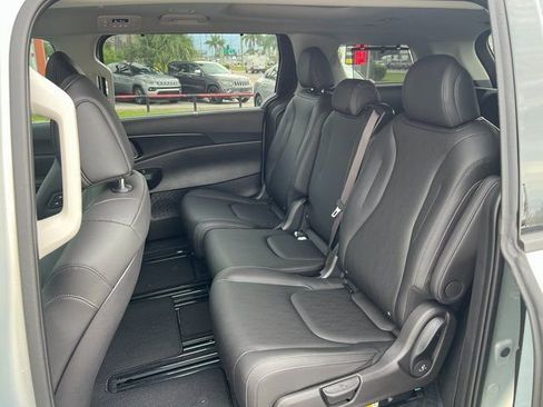 New 2026 Kia Carnival SX w/ SX Dark Edition Package FWD image 32