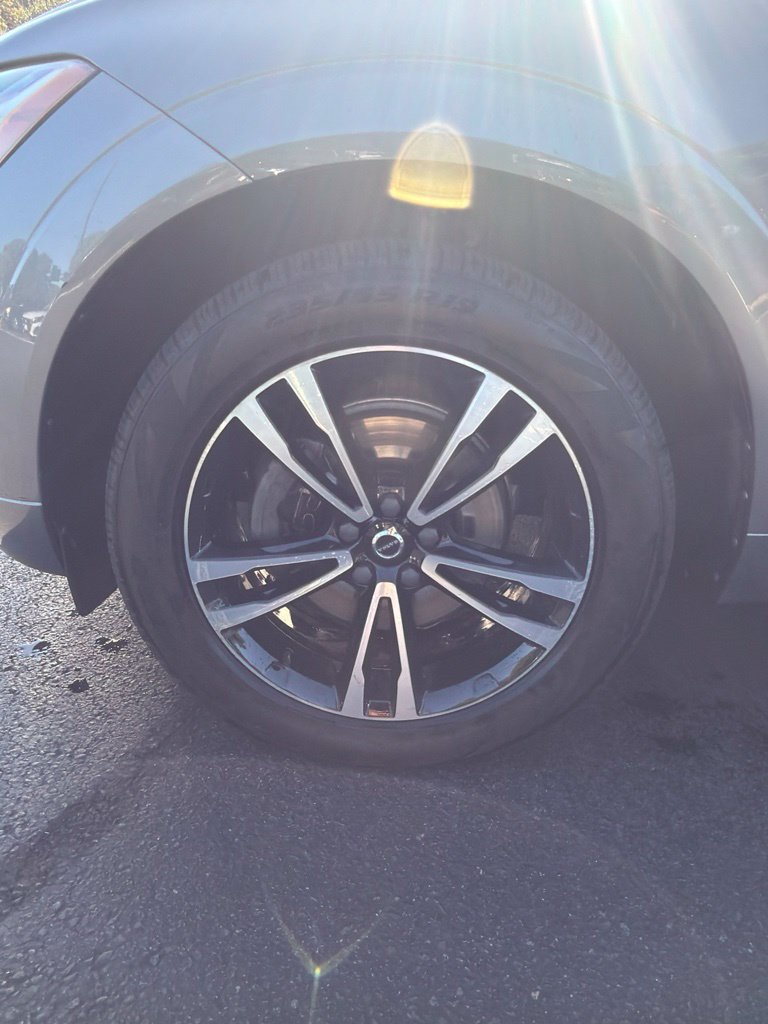 Used 2020 Volvo XC60 T5 Momentum w/ Protection Package AWD/4WD image 4