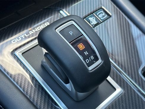 New 2025 Mitsubishi Outlander SE image 22