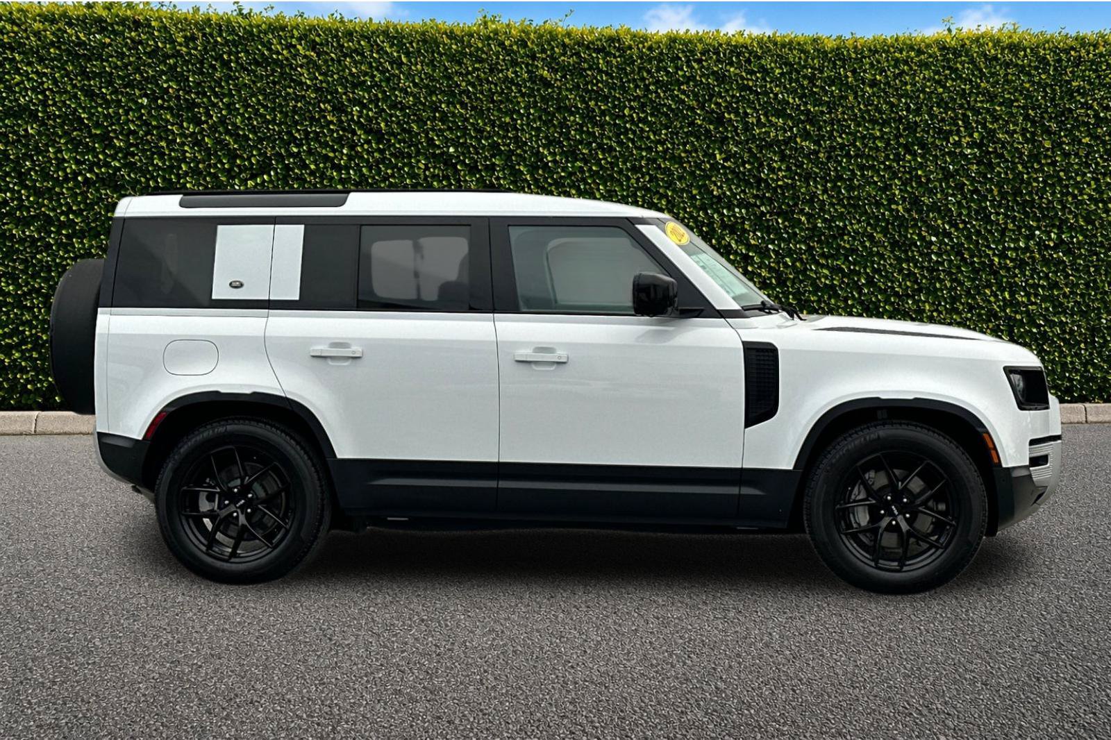 Used 2022 Land Rover Defender 110 SE AWD/4WD image 3