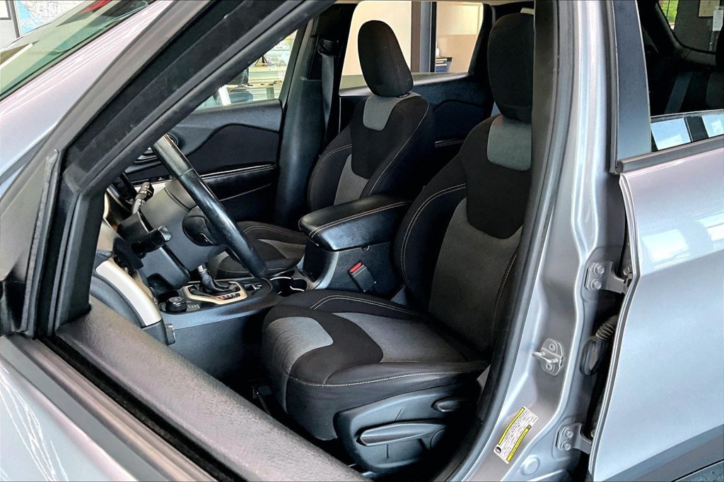 Used 2018 Jeep Cherokee Latitude w/ Altitude Package AWD/4WD image 20
