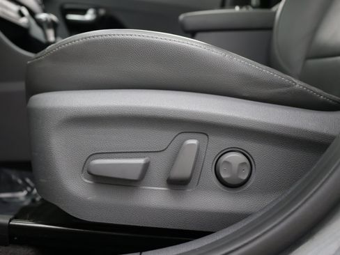 Used 2018 Kia Niro EX w/ EX Premium Package FWD image 16