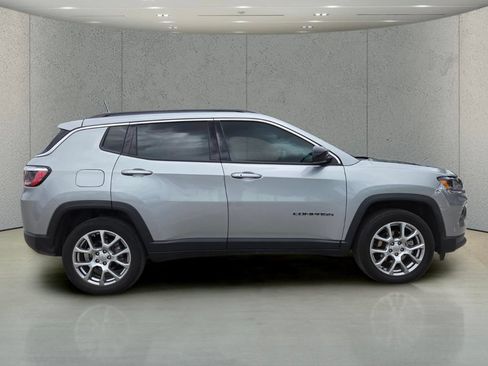 Certified 2022 Jeep Compass Latitude AWD/4WD image 3