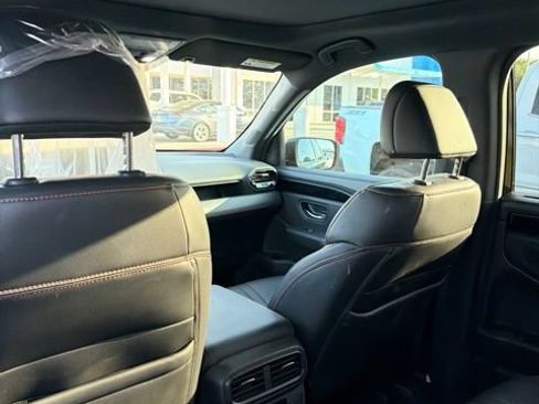 Used 2025 Honda Pilot TrailSport image 11