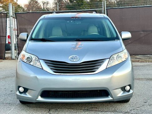 Used 2011 Toyota Sienna XLE image 3