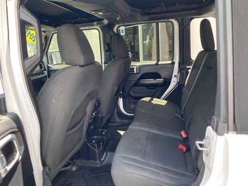 Used 2018 Jeep Wrangler Unlimited Sahara AWD/4WD image 10