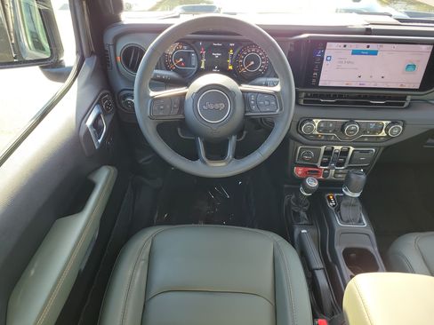 Used 2025 Jeep Gladiator Mojave w/ Convenience Group AWD/4WD image 15