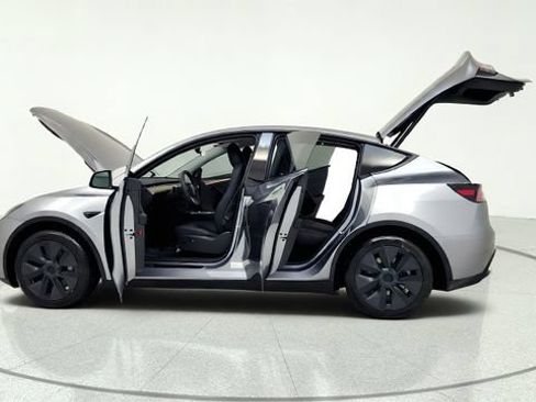 Used 2025 Tesla Model Y Long Range RWD image 15