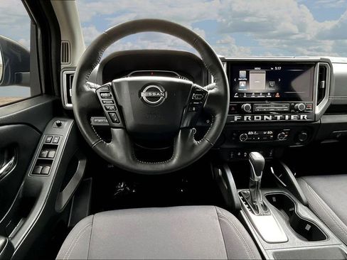 Used 2025 Nissan Frontier SV w/ SV Convenience Package RWD image 11