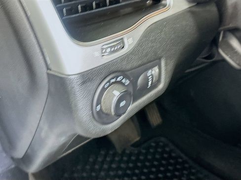 Used 2022 Jeep Cherokee Latitude AWD/4WD image 10
