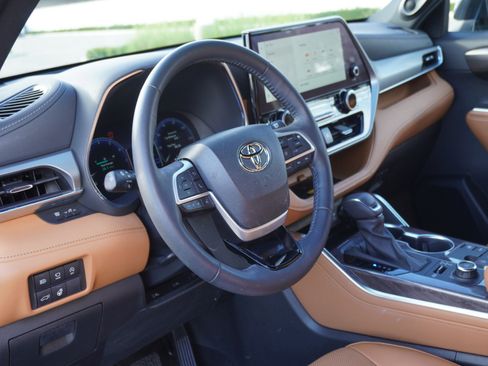 Used 2024 Toyota Highlander Platinum image 24